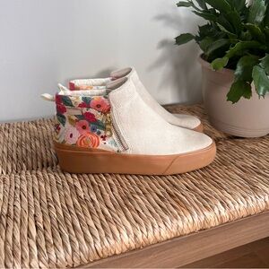 Keds/Rifle Paper & Co Cream and Floral Zipper Low Top Wedge. Size W 5.5